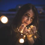 Fotografo fashion Imperia - ritratto Yuriko luci fatate mani tramonto notturno