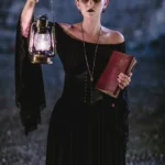Donna in abito nero con lanterna e libro rosso, makeup gotico, scenario notturno suggestivo