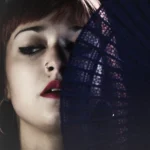 Fotografo dark Imperia - mezzo viso pizzo blu eyeliner marcato