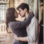 Fotografo fashion Imperia - coppia bacio interni eleganti