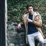 Fotografo fashion Liguria - modello muro sassi cardigan