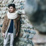 Fotografo fashion maschile Liguria - modello giacca beige sciarpa