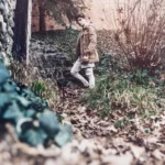 Fotografo moda maschile Imperia - modello giardino foglie secche