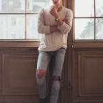 Fotografo fashion Liguria - modello finestra jeans strappati