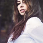 Fotografo ritratto Imperia - ritratto Yuriko camicia bianca capelli mossi vento bosco