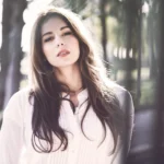 Fotografo ritratto Imperia - ritratto Yuriko camicia bianca bokeh palme soleggiato