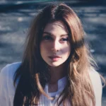 Fotografo fashion Liguria - ritratto Yuriko capelli vento sguardo intenso parco