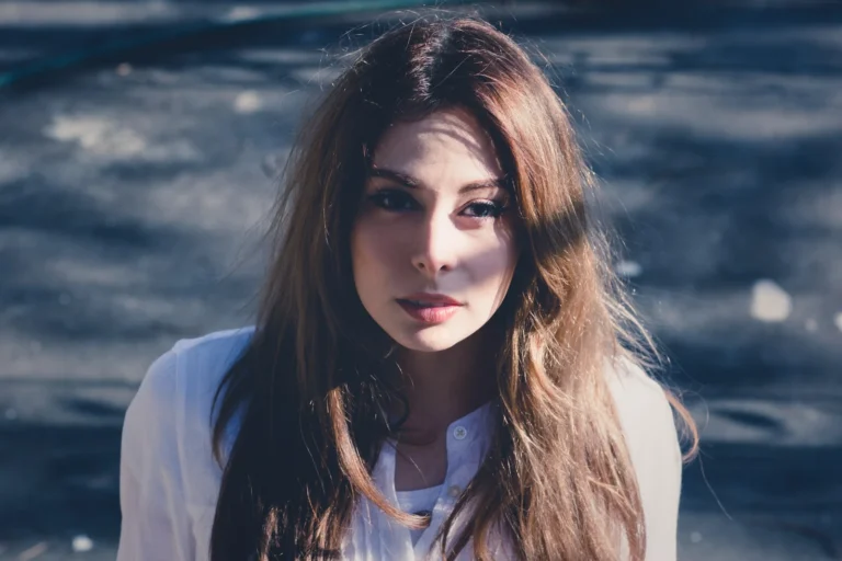 Fotografo fashion Liguria - ritratto Yuriko capelli vento sguardo intenso parco