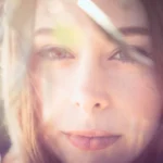 Fotografo ritratto Liguria - ritratto ravvicinato Yuriko luce solare raggi capelli castani