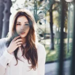 Fotografo artistico Liguria - Yuriko camicia bianca vetrata parco atmosfera sognante