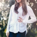 Fotografo fashion Imperia - Yuriko camicia bianca jeans parco soleggiato figura intera
