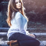 Fotografo fashion Liguria - Yuriko seduta muretto camicia bianca sguardo profilo