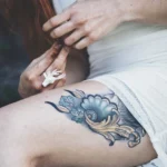Fotografo artistico Imperia - dettaglio tatuaggio coscia anello