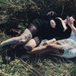 Fotografo dark Imperia - due modelle erba alta posa romantica