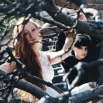 Fotografo dark Imperia - due modelle tra rami secchi