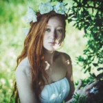 Fotografo fashion Liguria - modella corona fiori bianchi natura
