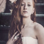 Fotografo ritratto Liguria - modella corona rose abito bianco