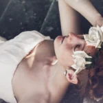 Fotografo ritratto Imperia - modella corona rose occhi coperti