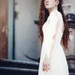 Fotografo fashion Liguria - modella rossa abito bianco schiena