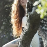 Fotografo fashion Imperia - modella rossa seduta albero