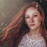 Fotografo ritratto Imperia - modella rossa capelli al vento