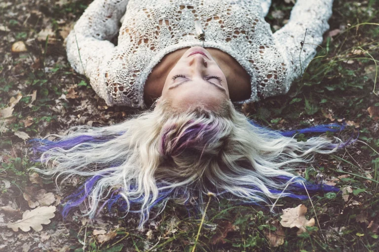 Fotografo fashion Imperia - bionda capelli viola distesa foglie