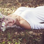 Fotografo fashion Liguria - bionda foglie autunnali corona floreale