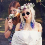 Fotografo fashion Imperia - due modelle boho bosco corona fiori