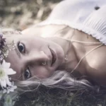 Fotografo ritratto Imperia - primo piano bionda corona luce soffusa