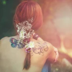 Fotografo artistico Liguria - rossa spalle tatuaggio farfalla fiori