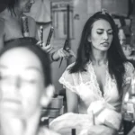 Sposa in vestaglia di pizzo bianco al salone durante la piega, bianco e nero | Fabio Zenoardo