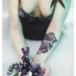 Fotografo artistico Imperia - dettaglio mani fiori viola tatuaggio rose