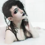 Fotografo dark Liguria - modella emerge vasca trucco sfumato