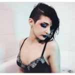 Fotografo dark Liguria - ritratto trucco sfumato reggiseno pizzo