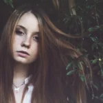 Fotografo moda Liguria - ritratto capelli vento vegetazione autunnale