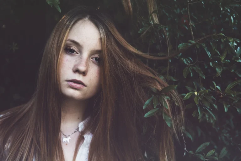 Fotografo moda Liguria - ritratto capelli vento vegetazione autunnale