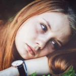 Fotografo ritratto Imperia - ritratto ragazza capelli rossi orologio verde