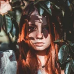 Fotografo artistico Imperia - ritratto ombre foglie pelle capelli ramati