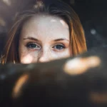 Fotografo ritratto Imperia - sguardo oltre ramo bokeh dorato