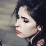 Fotografo ritratto Liguria - Effe Damon profilo piercing trucco cat-eye