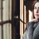 Fotografo moda Imperia - Effe Damon braccia conserte finestra luce dorata