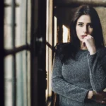 Fotografo ritratto Liguria - Effe Damon mano mento finestra luce obliqua