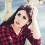Fotografo ritratto Imperia - Effe Damon mano capelli balaustra marmo