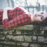 Fotografo moda Imperia - Effe Damon distesa muretto pietra abito tartan