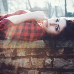 Fotografo artistico Liguria - Effe Damon distesa muretto alberi abito tartan