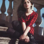 Fotografo moda Imperia - Effe Damon seduta gradini cielo azzurro tartan