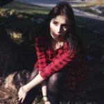 Fotografo moda Imperia - Effe Damon seduta radici paesaggio collinare
