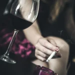 Fotografo artistico Liguria - dettaglio calice vino rosso sigaretta boudoir