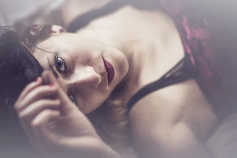 Fotografo boudoir Liguria - modella lingerie rosa sguardo seducente