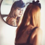 Fotografo ritratto Imperia - modella capelli rossi cappellino vintage specchio